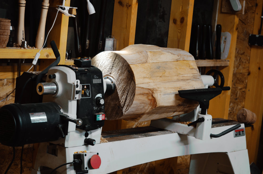 tour à bois avec une buche